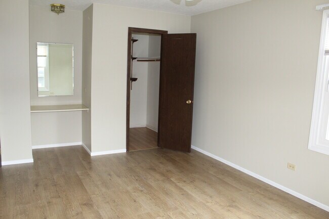 Building Photo - 430 Inverrary Ln