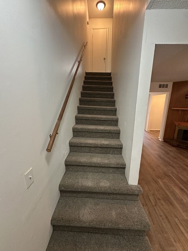 Building Photo - Freshly Renovated - 2 Bedroom | Pet Friendly