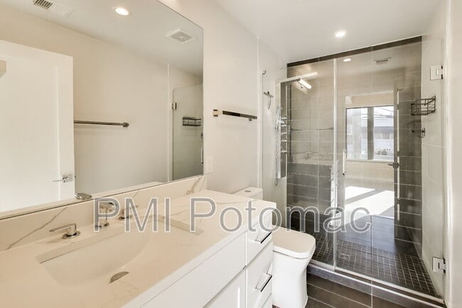 Building Photo - 531 Kennedy St NW