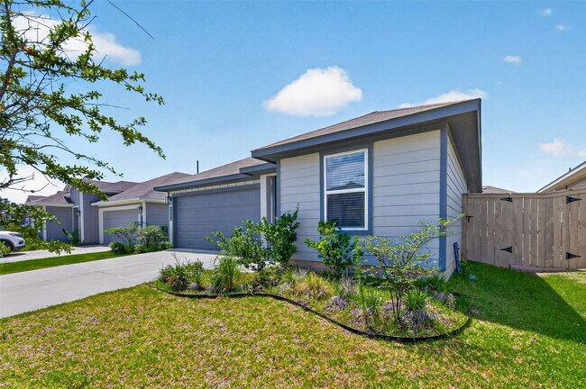 Building Photo - 14556 Lily Plns Dr