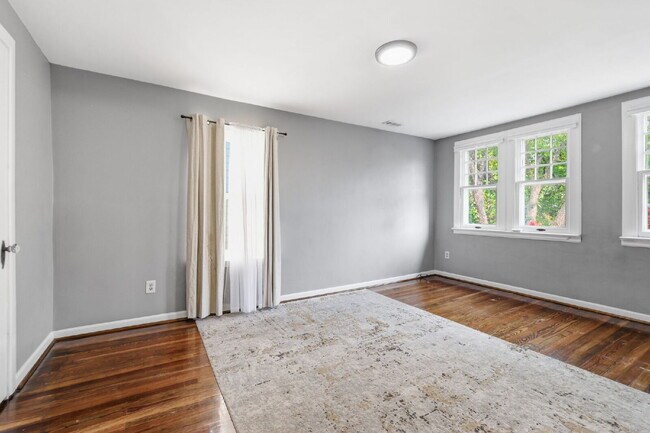 Building Photo - Live Steps from the Heart of Olde Towne