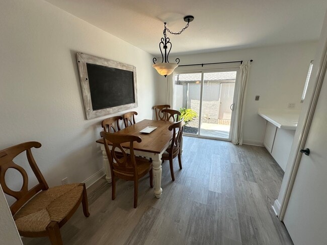 Building Photo - 3 Bed 1.5 Bath Townhome In Walnut Creek W/...