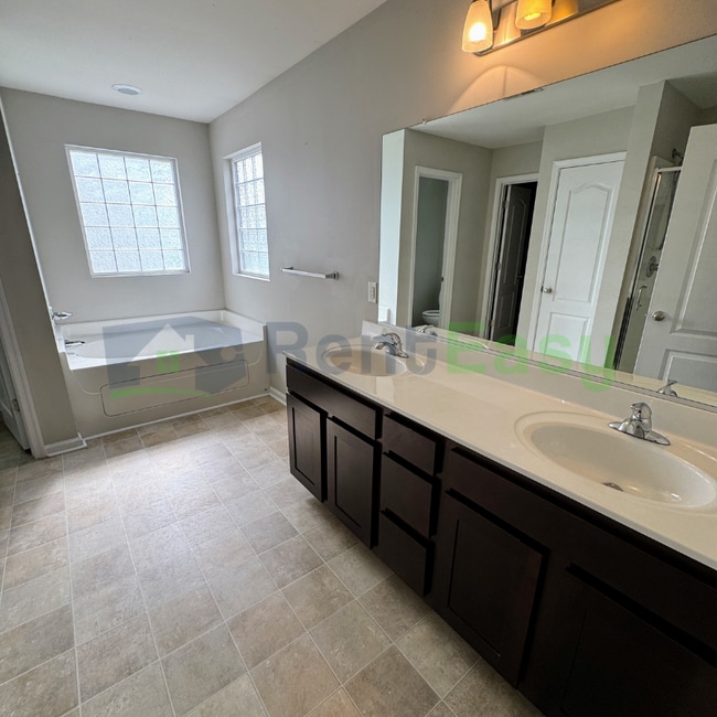 Building Photo - 1005 Silver Charm Cir