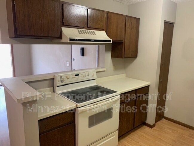 Building Photo - 1696 Pleasant St Apt C