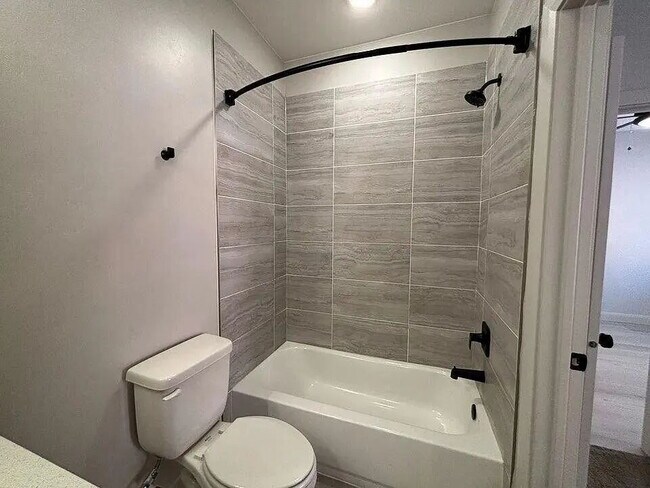 Building Photo - "Spacious 4-Bed, 3.5-Bath Gem with 2,359 Sq Ft of Comfort in Scenic St. George!"