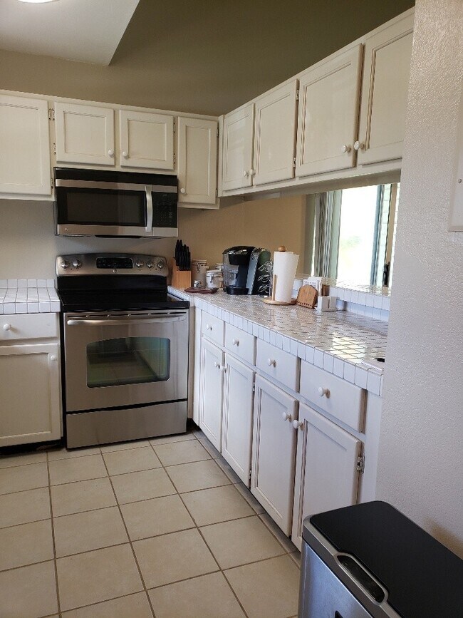 Building Photo - Beautiful Fully Furnished Condo