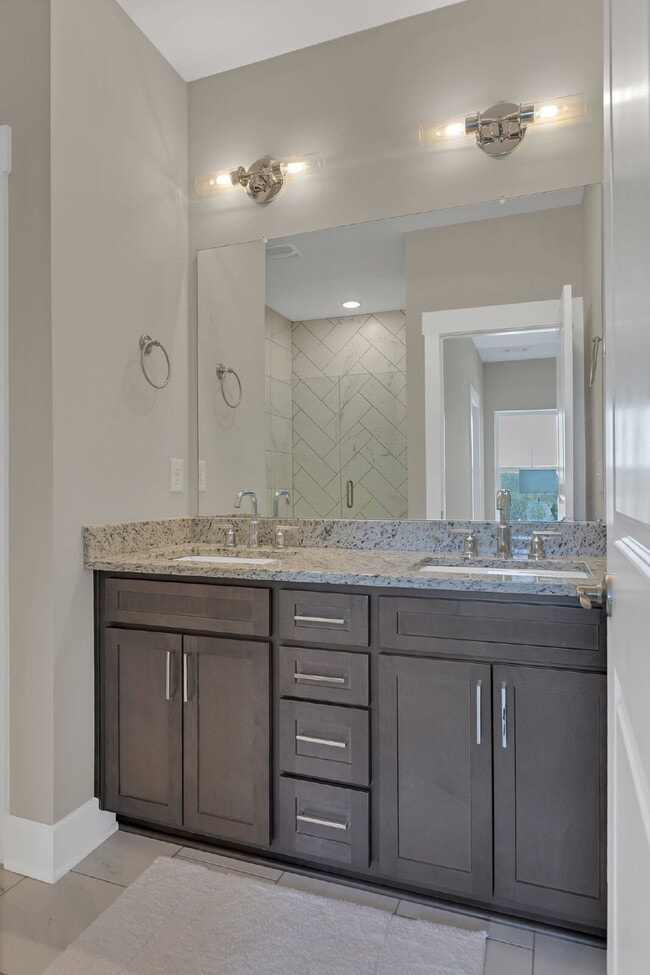 Building Photo - Better-than-new townhome in Highlands at S...