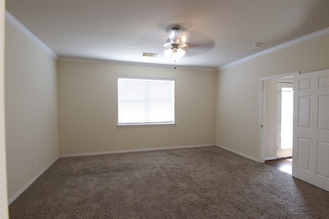 Building Photo - 2027 Creek Run Dr