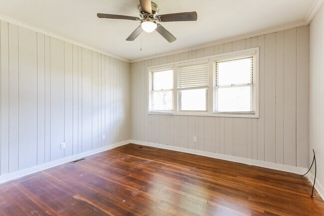 Building Photo - 606 Fleetwood Cir