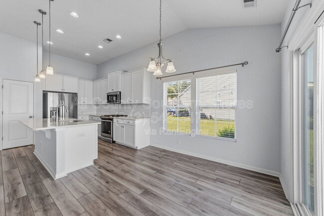 Building Photo - 877 Devon Estate Ave