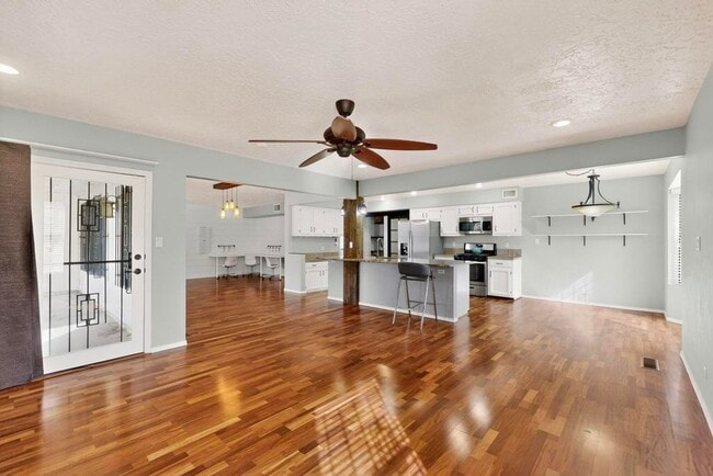 Building Photo - 717 Sagewood Ct SE