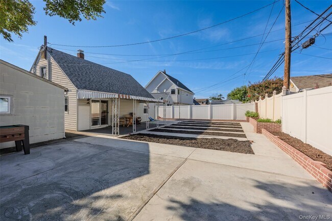 Building Photo - 75 Ranch Ln