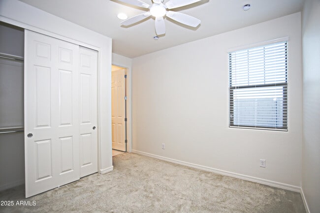 Building Photo - 976 W Finch Dr