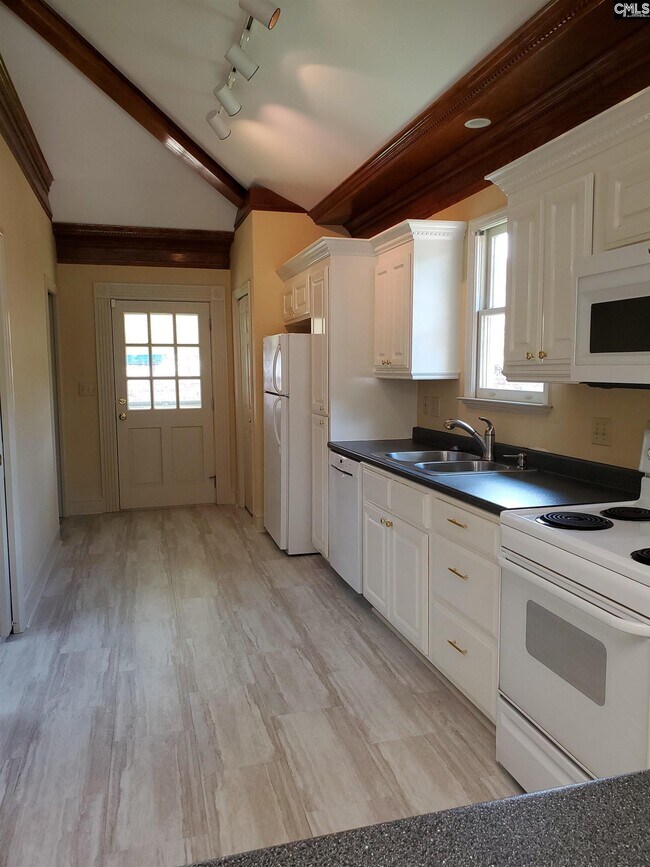 Building Photo - 700 Chester St