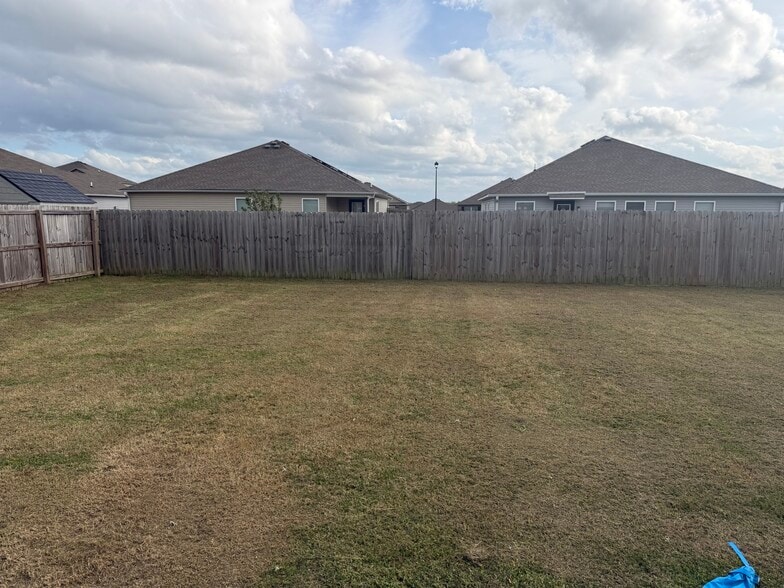 Building Photo - 2309 Pinewood Ave