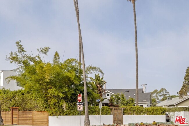 Building Photo - 601 Crestmoore Pl