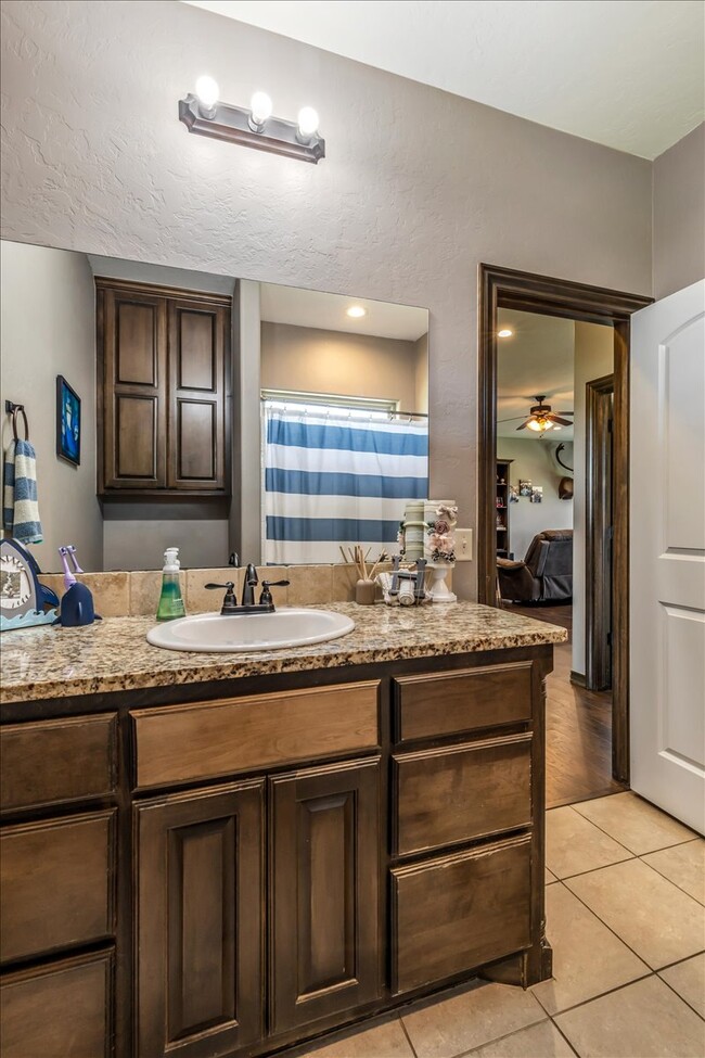 Building Photo - 8398 SW Sun Valley Dr