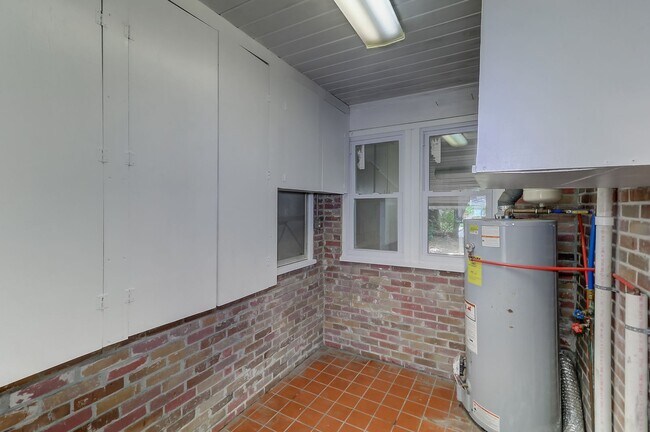 Building Photo - Renovated Brick Ranch!