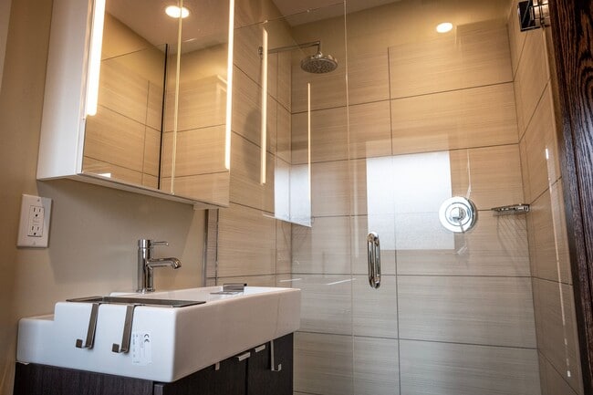 Building Photo - 4 bed / 4.5 bath flat in South Plaza overlooking UMKC and Brookside Blvd