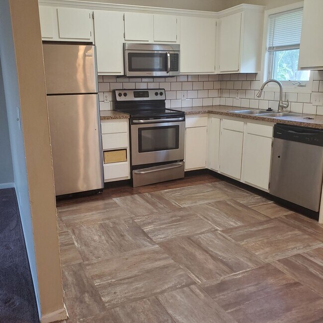 Building Photo - 4 Bedroom 2 bath Ranch Home, with two stall garage, finished basement, in NW Lincoln.