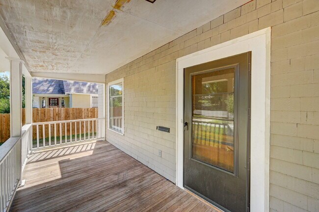 Building Photo - $1,750.00 - 2 Bedrooms, 1 Bathroom, Single...