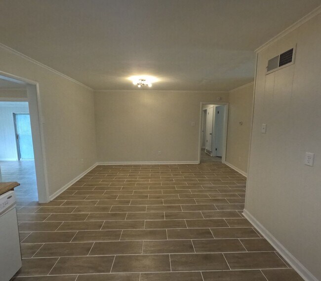 Building Photo - Spacious 5BR/2BA Rental with Bonus Living Space & Great Location