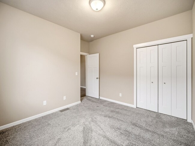 Building Photo - Spacious 5-Bedroom Home with Private Yard & Parking in Spokane