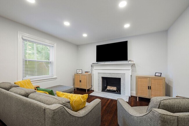 Building Photo - Beautiful 4 Bedroom Home off Of Cutshaw Ave! ***Available Early August 2026***