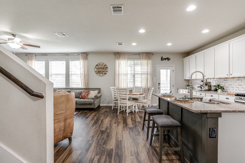 Building Photo - 8527 Straight Oaks