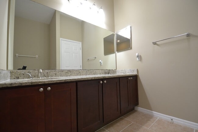 Building Photo - Fantastic fully upgraded 4 BR Oviedo Pool ...