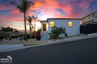 Building Photo - Stylish 4Bdm 2Ba Main House in Tri-Plex!