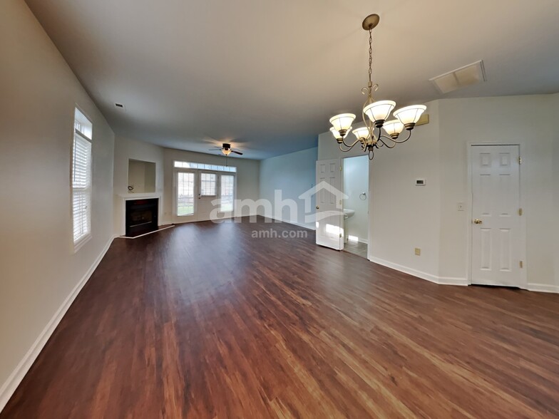 Building Photo - 117 Sawhorse Dr