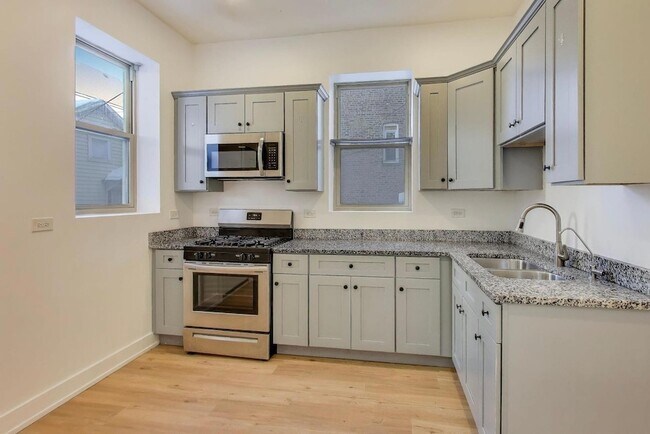 Building Photo - 1908 W 48th St