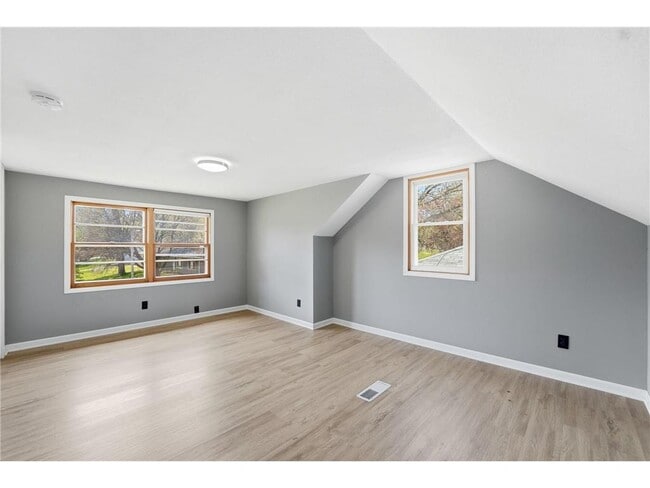 Building Photo - 1697 Rose Pl W