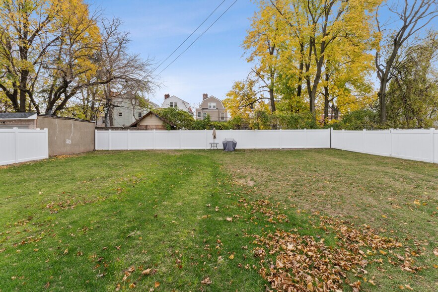 Building Photo - 84 Hollywood Ave