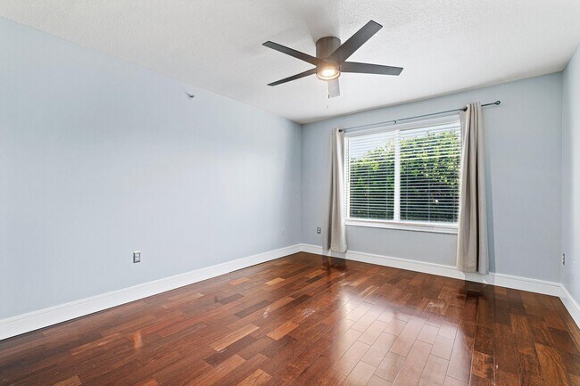 Building Photo - 1013 Villa Cir
