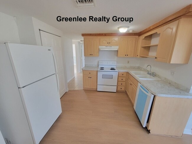 Building Photo - Spacious 3BR with bonus room and fenced yard just minutes from Tarpon Springs