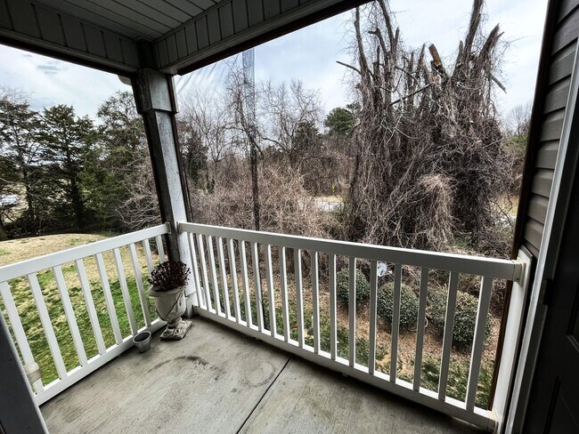 Building Photo - Greensboro 2 Bedroom, 2 Bathroom Condo