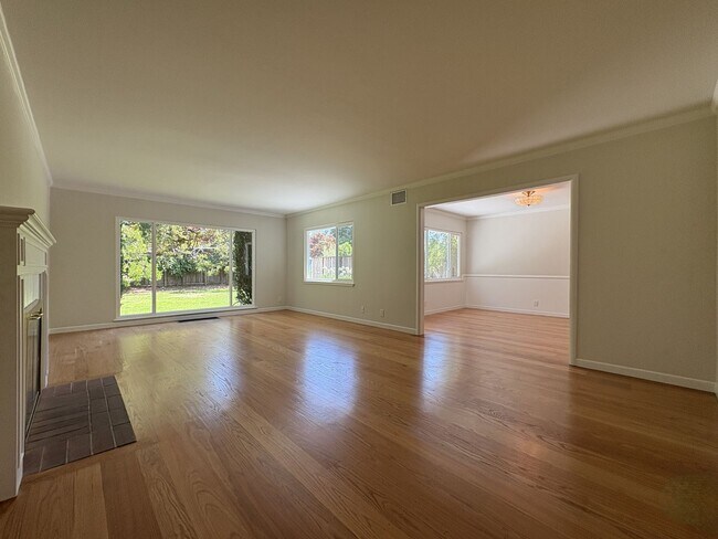 Building Photo - Charming 3BR/2BA Home in West Menlo Park