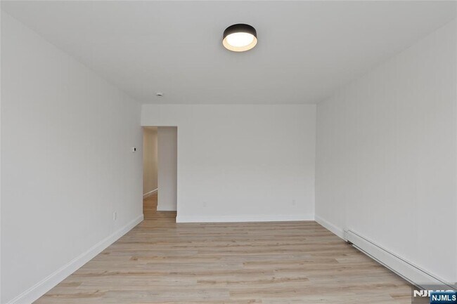 Building Photo - 676 Chestnut St