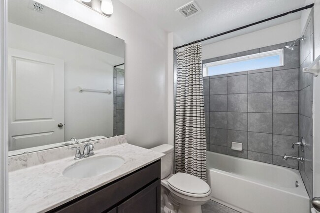 Building Photo - Amazing 5/3.5/2 House in The Reserve at Pine Tree