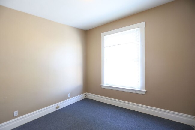 Building Photo - Spacious 3BR/1BA Full Floor Flat in North ...