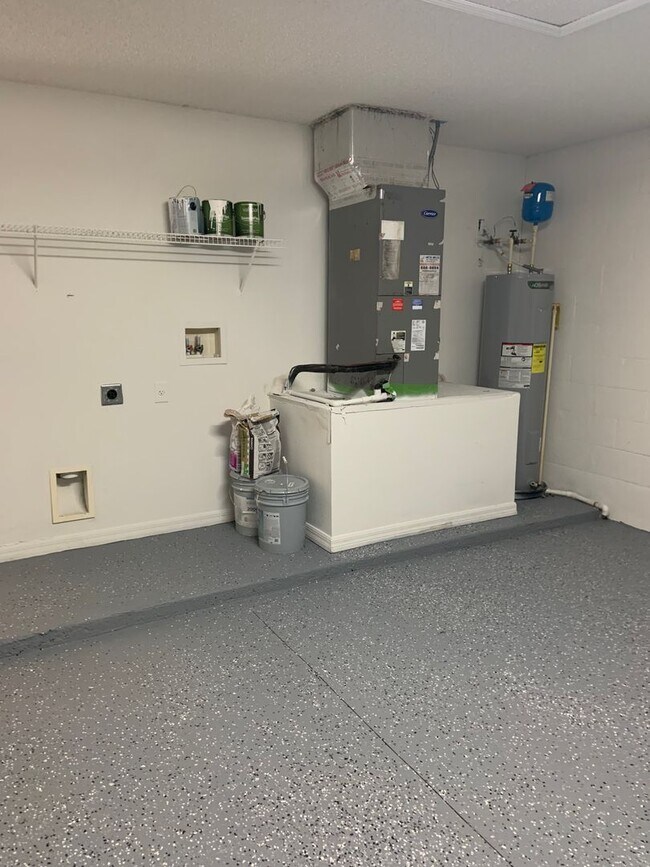 Building Photo - Updated 3 bed/ 2bath- Lehigh Woods