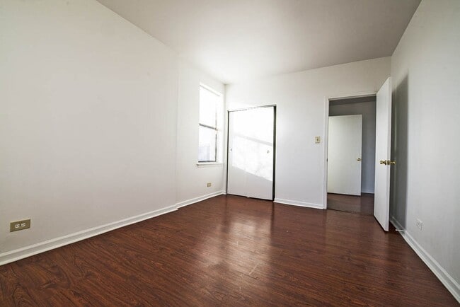Building Photo - 1734 E 72nd