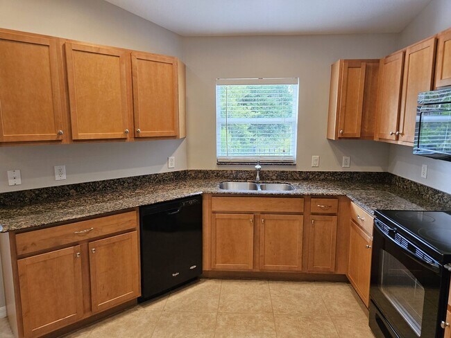 Building Photo - Annual Rental - Lovely 3 Bedroom 2 Bathroo...