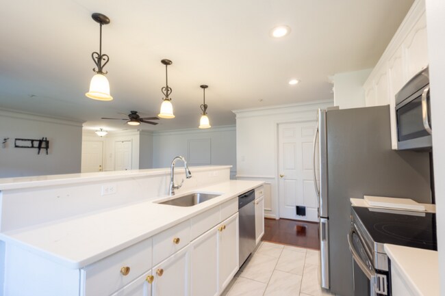 Building Photo - 2406 Dominion Dr