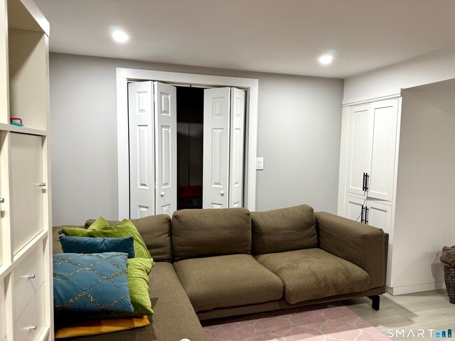 Building Photo - 25 Padanaram Rd