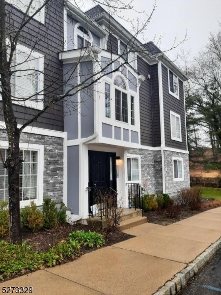 Building Photo - 67 Village Dr