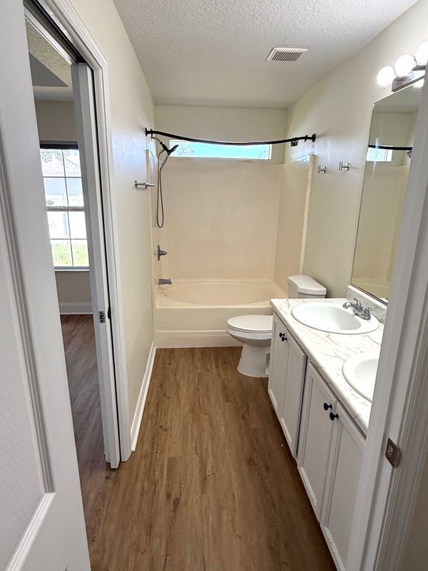 Building Photo - 1111 SW Yorktown Glen