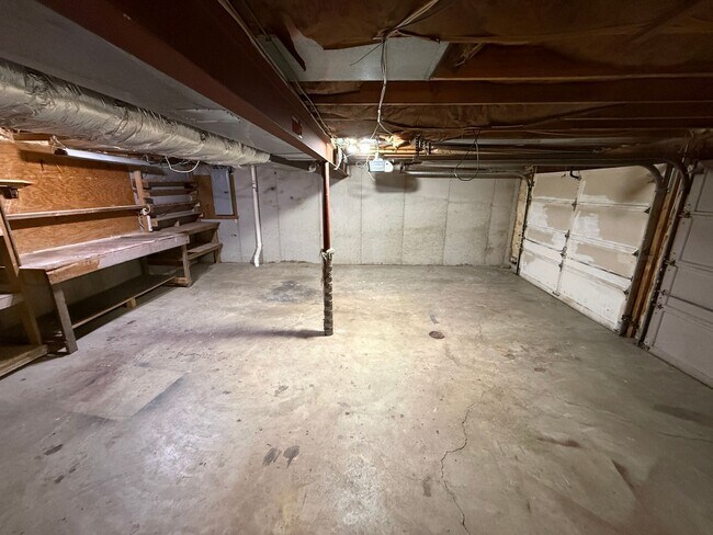 Building Photo - 3 bed, 2 bath, large yard AVAILABLE NOW!